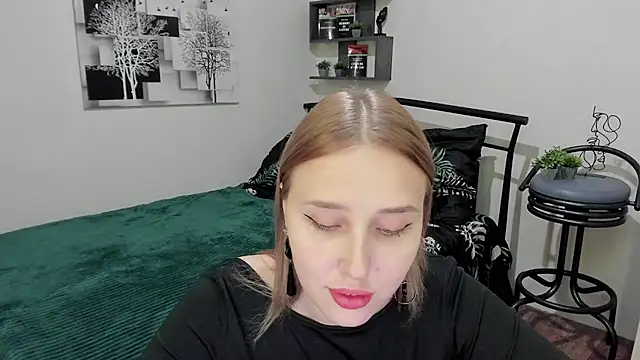 Snapshot of LinaTruly chatting on 02/04/25, 12:51 LinaTruly online show from 02/04/25, 12:51