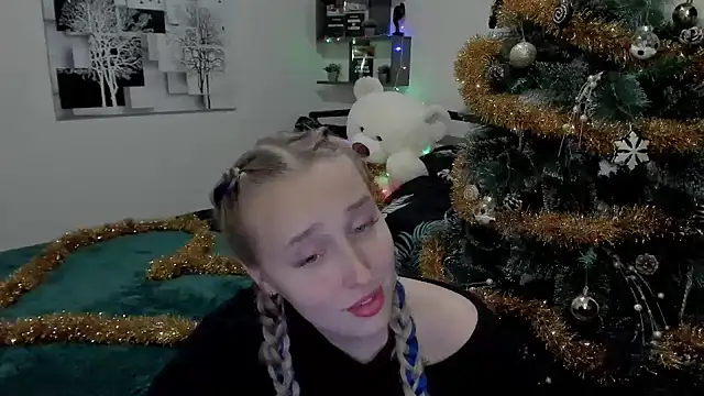 Snapshot of LinaTruly chatting on 12/14/24, 11:12 LinaTruly online show from 12/14/24, 11:12