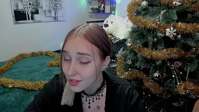 Snapshot of LinaTruly chatting on 12/21/24, 11:24 LinaTruly online show from 12/21/24, 11:24