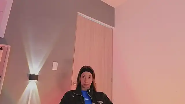 Snapshot of jolie_lov chatting on 09/18/25, 01:03 jolie lov online show from 09/18/25, 01:03