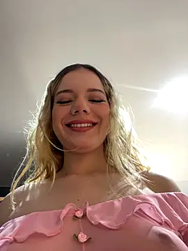 Snapshot of NicoleCut chatting on 10/06/25, 11:00 NicoleCut online show from 10/06/25, 11:00