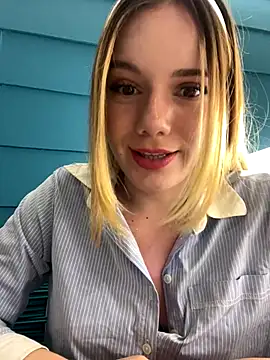 Snapshot of NicoleCut chatting on 10/11/25, 11:06 NicoleCut online show from 10/11/25, 11:06