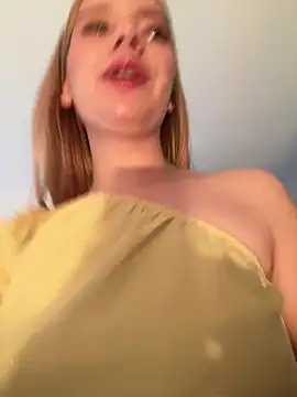 Snapshot of NicoleCut chatting on 03/17/25, 12:04 NicoleCut online show from 03/17/25, 12:04