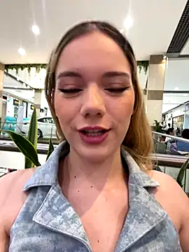 Snapshot of NicoleCut chatting on 10/01/25, 08:02 NicoleCut online show from 10/01/25, 08:02
