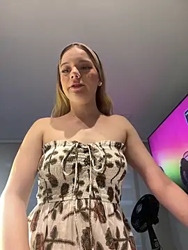 Snapshot of NicoleCut chatting on 10/19/25, 11:35 NicoleCut online show from 10/19/25, 11:35