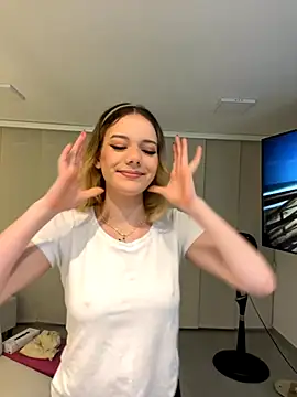 Snapshot of NicoleCut chatting on 11/05/25, 10:51 NicoleCut online show from 11/05/25, 10:51