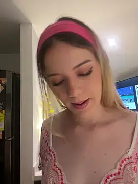 Snapshot of NicoleCut chatting on 11/07/25, 10:42 NicoleCut online show from 11/07/25, 10:42