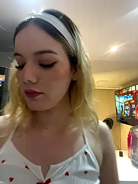 Snapshot of NicoleCut chatting on 10/26/25, 10:59 NicoleCut online show from 10/26/25, 10:59