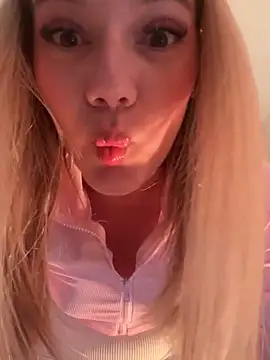 Snapshot of NicoleCut chatting on 02/28/25, 11:03 NicoleCut online show from 02/28/25, 11:03