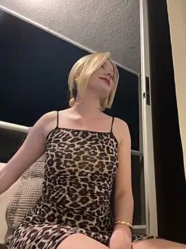 Snapshot of NicoleCut chatting on 12/14/25, 11:32 NicoleCut online show from 12/14/25, 11:32