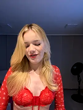 Snapshot of NicoleCut chatting on 12/04/25, 10:47 NicoleCut online show from 12/04/25, 10:47