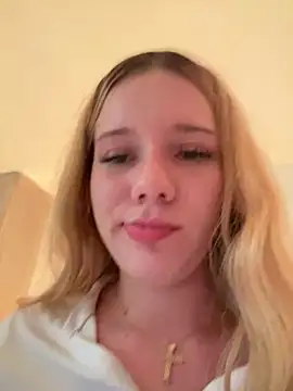 Snapshot of NicoleCut chatting on 02/25/25, 10:48 NicoleCut online show from 02/25/25, 10:48