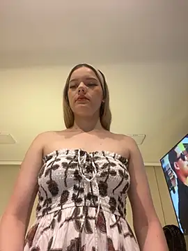Snapshot of NicoleCut chatting on 10/16/25, 10:45 NicoleCut online show from 10/16/25, 10:45