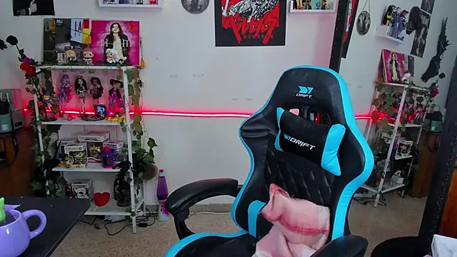 Snapshot of _sakae_ chatting on 11/20/25, 08:15 sakae online show from 11/20/25, 08:15