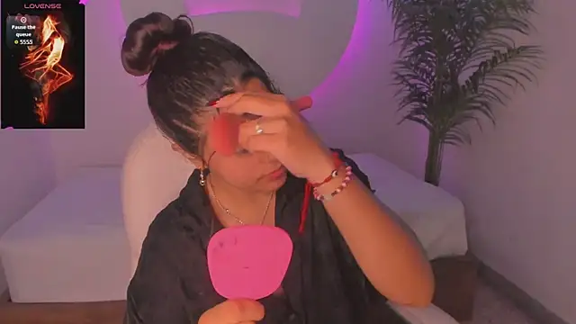 Ariana Pierce online show from 11/04/25, 12:31