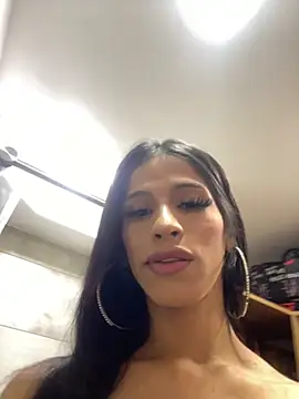 Snapshot of Nicol_ofi24 chatting on 10/20/25, 05:35 Nicol ofi24 online show from 10/20/25, 05:35