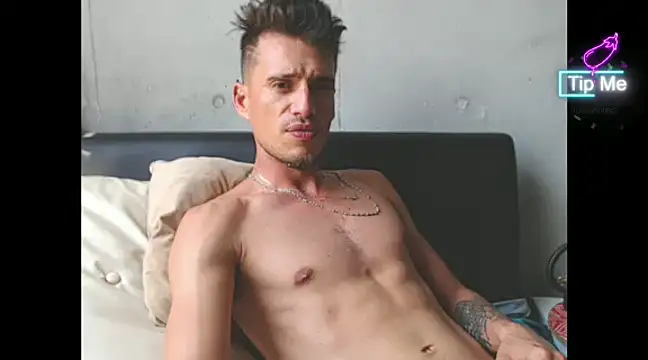 Snapshot of roystonee10 chatting on 01/13/25, 04:41 roystonee10 online show from 01/13/25, 04:41