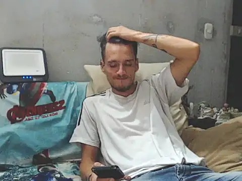 Snapshot of roystonee10 chatting on 01/22/25, 06:10 roystonee10 online show from 01/22/25, 06:10