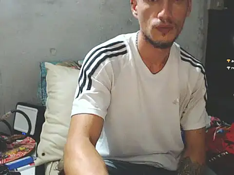 Snapshot of roystonee10 chatting on 01/04/25, 02:46 roystonee10 online show from 01/04/25, 02:46