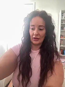 Snapshot of Engel_mia chatting on 07/18/26, 10:24 Engel mia online show from 07/18/26, 10:24