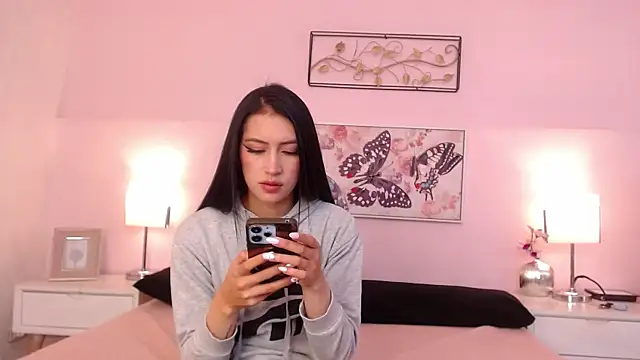 Snapshot of sara17_ chatting on 10/19/25, 01:41 sara17 online show from 10/19/25, 01:41