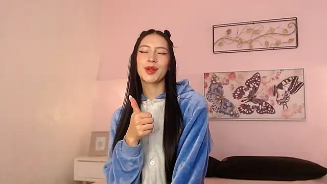 Snapshot of sara17_ chatting on 10/10/25, 04:24 sara17 online show from 10/10/25, 04:24
