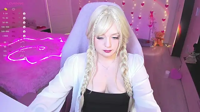 Snapshot of Amy_honey_angel chatting on 02/10/25, 12:18 Amy honey angel online show from 02/10/25, 12:18