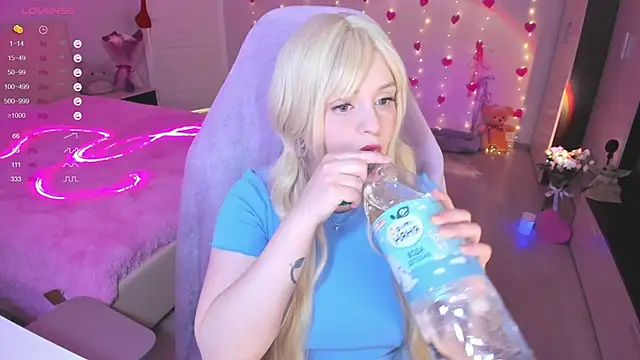 Snapshot of Amy_honey_angel chatting on 03/01/25, 10:24 Amy honey angel online show from 03/01/25, 10:24