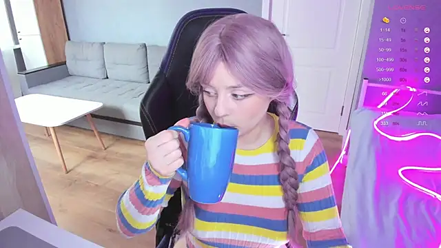 Snapshot of Amy_honey_angel chatting on 10/04/25, 11:01 Amy honey angel online show from 10/04/25, 11:01