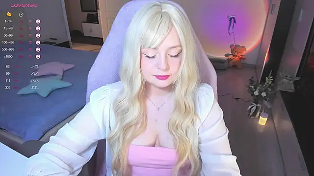 Snapshot of Amy_honey_angel chatting on 01/21/25, 12:18 Amy honey angel online show from 01/21/25, 12:18