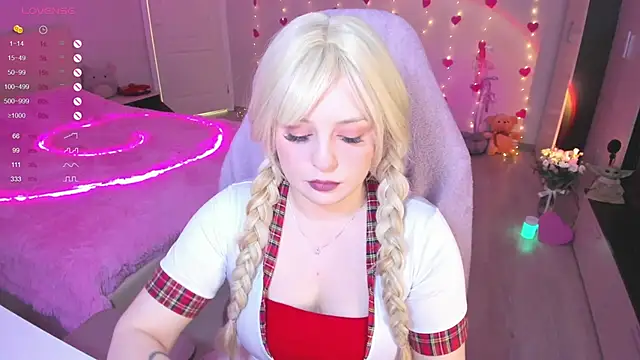 Snapshot of Amy_honey_angel chatting on 02/24/25, 10:04 Amy honey angel online show from 02/24/25, 10:04