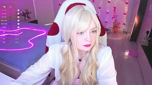 Snapshot of Amy_honey_angel chatting on 03/19/25, 12:01 Amy honey angel online show from 03/19/25, 12:01