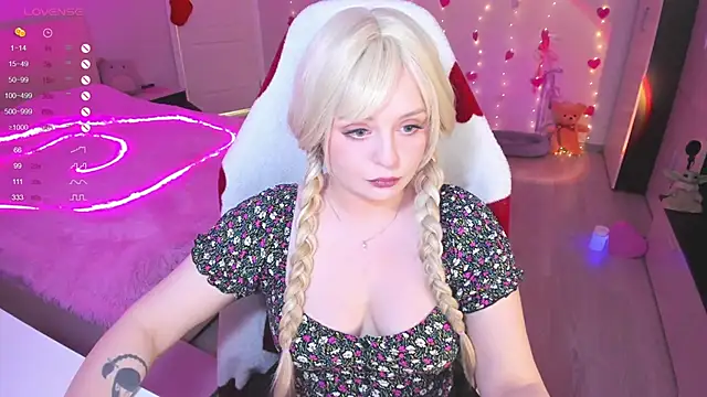 Snapshot of Amy_honey_angel chatting on 02/22/25, 09:23 Amy honey angel online show from 02/22/25, 09:23