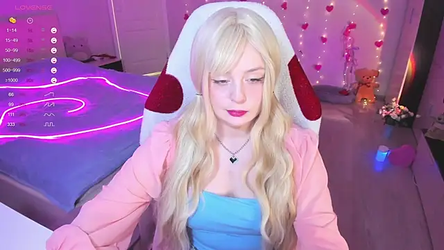 Snapshot of Amy_honey_angel chatting on 03/13/25, 08:37 Amy honey angel online show from 03/13/25, 08:37