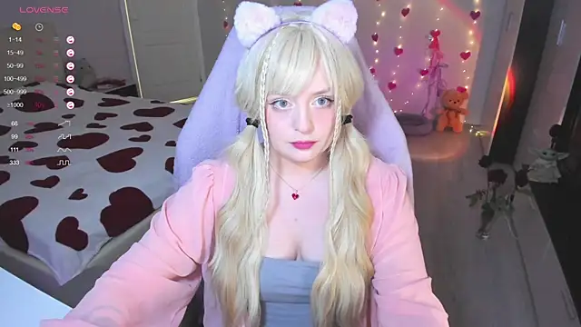 Snapshot of Amy_honey_angel chatting on 02/04/25, 12:11 Amy honey angel online show from 02/04/25, 12:11