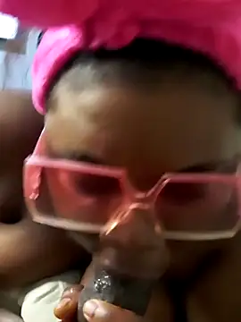 Snapshot of GOLDEN_HQUR chatting on 02/19/26, 11:45 GOLDEN HQUR online show from 02/19/26, 11:45