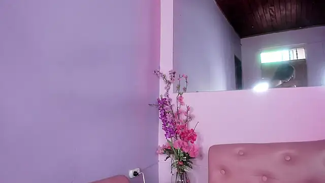 Snapshot of CarlaAlvez chatting on 09/08/25, 02:49 CarlaAlvez online show from 09/08/25, 02:49