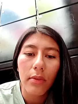 Snapshot of CarlaAlvez chatting on 10/17/25, 04:09 CarlaAlvez online show from 10/17/25, 04:09