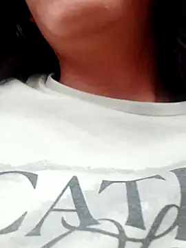 Snapshot of CarlaAlvez chatting on 10/21/25, 03:22 CarlaAlvez online show from 10/21/25, 03:22