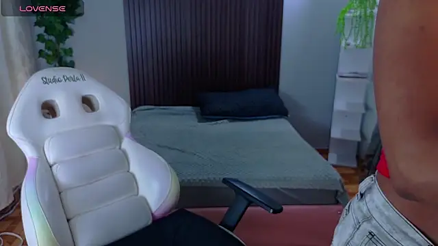 Snapshot of cloe_cooper_ chatting on 09/29/25, 07:52 cloe cooper online show from 09/29/25, 07:52