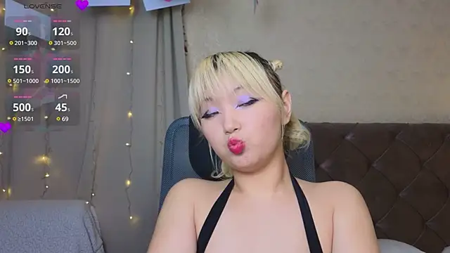 Snapshot of Milla_Aheo chatting on 02/17/25, 07:44 Milla Aheo online show from 02/17/25, 07:44