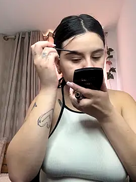 Snapshot of SaraBraun_ chatting on 10/22/25, 06:18 SaraBraun online show from 10/22/25, 06:18