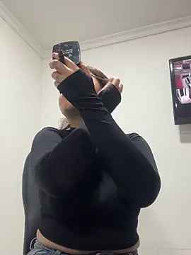 Snapshot of SaraBraun_ chatting on 11/17/25, 02:32 SaraBraun online show from 11/17/25, 02:32