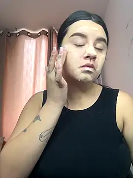 Snapshot of SaraBraun_ chatting on 10/29/25, 04:39 SaraBraun online show from 10/29/25, 04:39