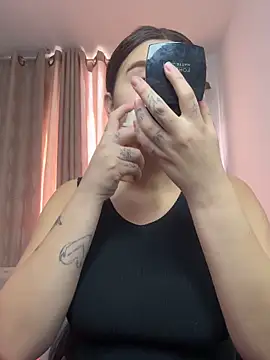 Snapshot of SaraBraun_ chatting on 11/18/25, 04:43 SaraBraun online show from 11/18/25, 04:43