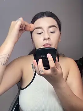 Snapshot of SaraBraun_ chatting on 12/17/25, 04:45 SaraBraun online show from 12/17/25, 04:45