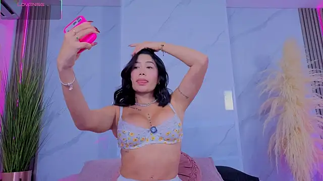 Chlooee   online show from 12/22/25, 01:50