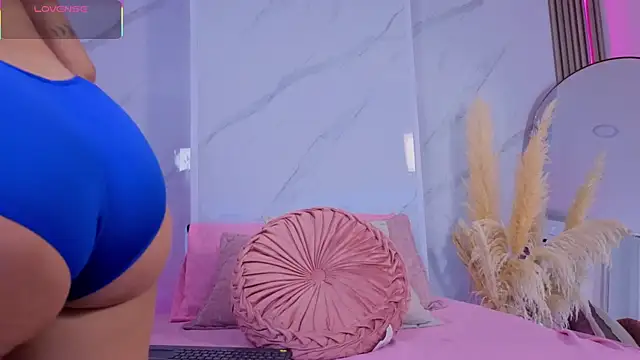 Chlooee   online show from 10/23/25, 05:22