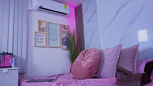 Chlooee   online show from 04/01/26, 12:13