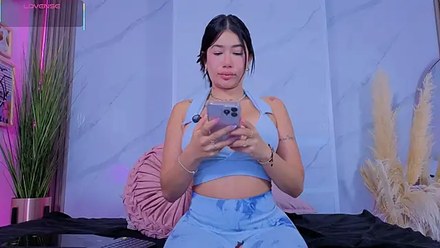 Chlooee   online show from 11/12/25, 11:25